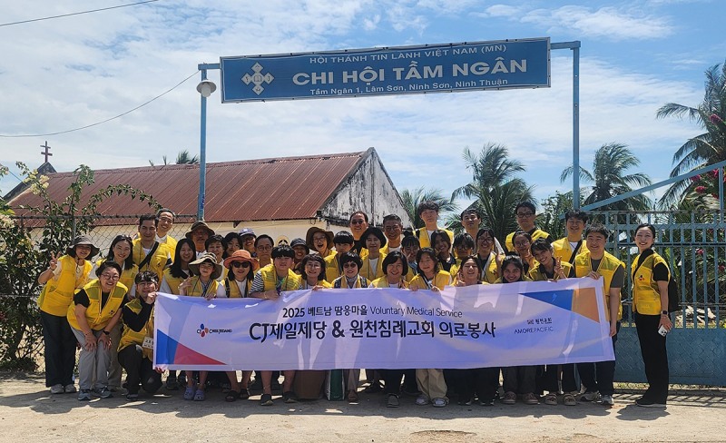 CJ그룹이 베트남 닌투언성 땀응마을을 찾아 의료봉사를 진행했다.