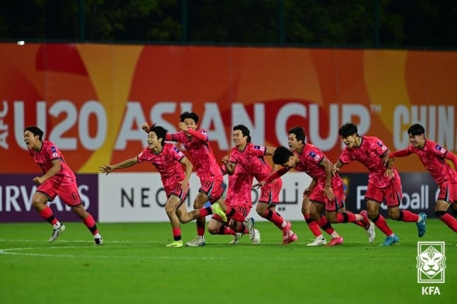 기뻐하는 U-20 대표팀 선수들
