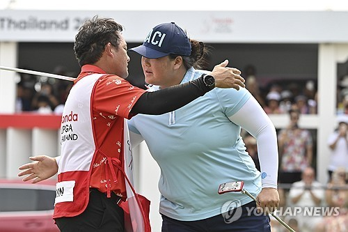 우승이 확정된 뒤 캐디와 포옹하는 인.