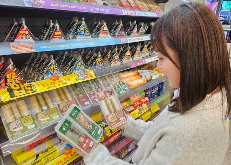 CU가 봄을 맞아 이색 디저트 샌드위치를 선보이며 성장하는 편의점 디저트 시장을 공략한다. (CU 제공)