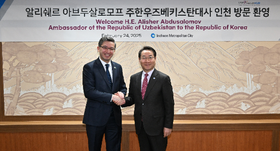 유정복 인천광역시장이 24일 시청 대접견실에서 알리쉐르 압두살로모프(Alisher ABDUSALOMOV) 주한우즈베키스탄 대사를 접견하고 기념촬영을 하고 있다.