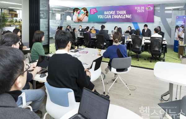 입센코리아가 '세계 희귀질환의 날'을 맞아 개최한 강연에서 정진향 KORD 사무총장이 국내 희귀질환자의 투병 환경과 KORD의 주요 활동을 설명하고 있다. (입센코리아 제공)