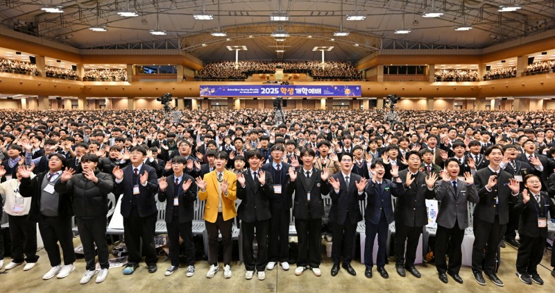 하나님의 교회 옥천고앤컴연수원에서 열린 '2025 학생 개학예배'에 중고생, 학부모 등 약 1만1000명이 참여했다. 하나님의 교회는 개학을 앞둔 학생들의 힘찬 출발을 응원했다.