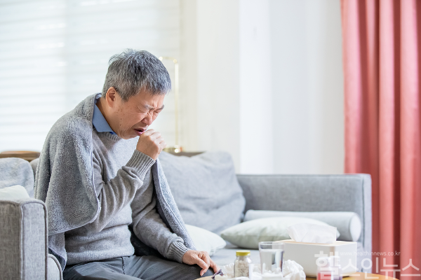 흡연과 음주, 운동 부족 등 잘못된 생활 습관 누적이 65세 이상 국내 남성에게 노인 암 발생 위험을 약 72%까지 늘어나게 만드는 것으로 알려졌다. (클립아트코리아)