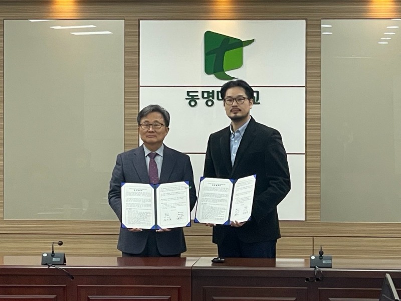 21일 동명대학교에서 열린 업무협약식에서 동명대학교 전호환 총장(왼쪽)과 ㈜펫닥 오태환 대표(오른쪽)가 기념 촬영을 하고 있다. (사진=펫닥 제공)