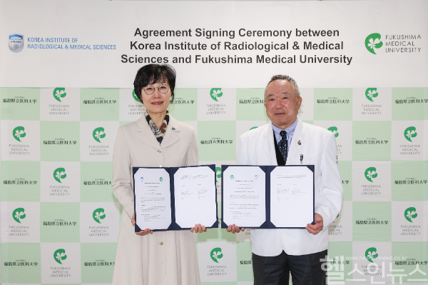 (좌측부터) 이진경 한국원자력의학원 원장, 타케노시타 세이이치 일본 후쿠시마 의과대학 총장 (한국원자력의학원 제공)