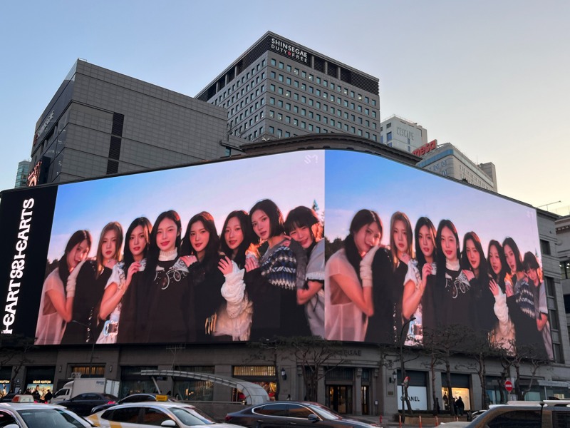 하츠투하츠, ‘더 체이스’ 뮤직비디오 신세계스퀘어 공개…서울 랜드마크 꽉 채운 여덟 멤버들의 신비로운 매력