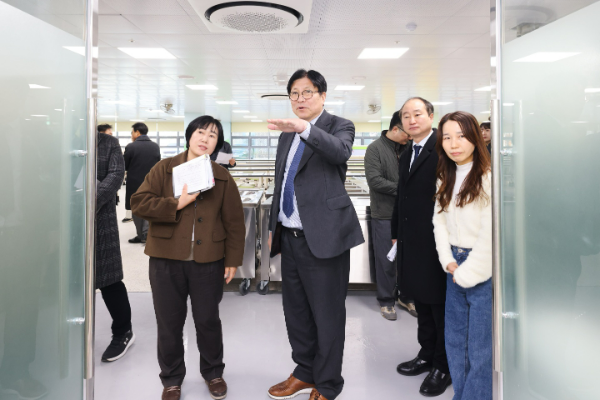 도성훈 교육감이 인천이음고를 방문해 개교 상황을 점검하고 있다.