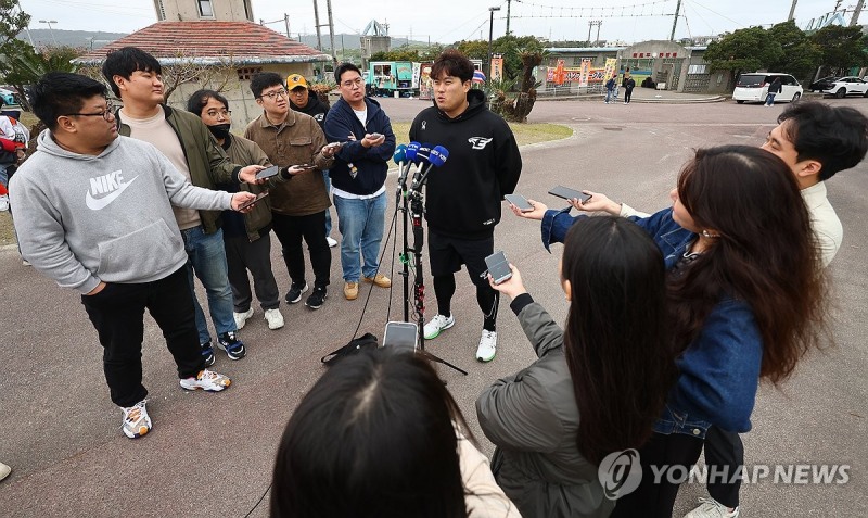 류현진이 25일 일본 오키나와현 고친다 구장에서 열린 한화 이글스 2차 스프링캠프에서 취재진과 인터뷰하고 있다. / 사진=연합뉴스