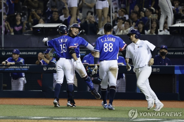 25일 스페인과 경기에서 득점 후 기뻐하는 대만 선수들.