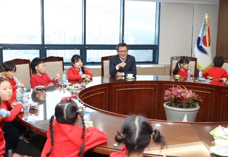 강릉시가 '아이 키우기 좋은, 아이 행복한 도시' 조성을 위해 올해 육아 지원 정책을 대폭 확대하고 돌봄 인프라 구축에 박차를 가하고 있다. (강릉시 제공)