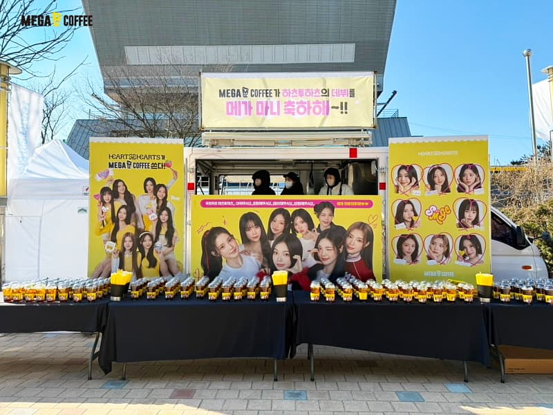 메가MGC커피, 하츠투하츠 데뷔 쇼케이스 커피차 지원사격