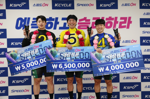 스피드온배 대상경륜 우수급 입상자(왼쪽부터 2위 원준오, 1위 유태복, 3위 김준철)