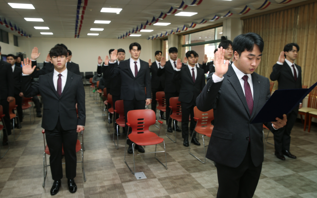 제30기 경륜선수 후보생 입학식에서 김용진 학생장을 비롯한 후보생들이 후보생 선서를 하고 있다.