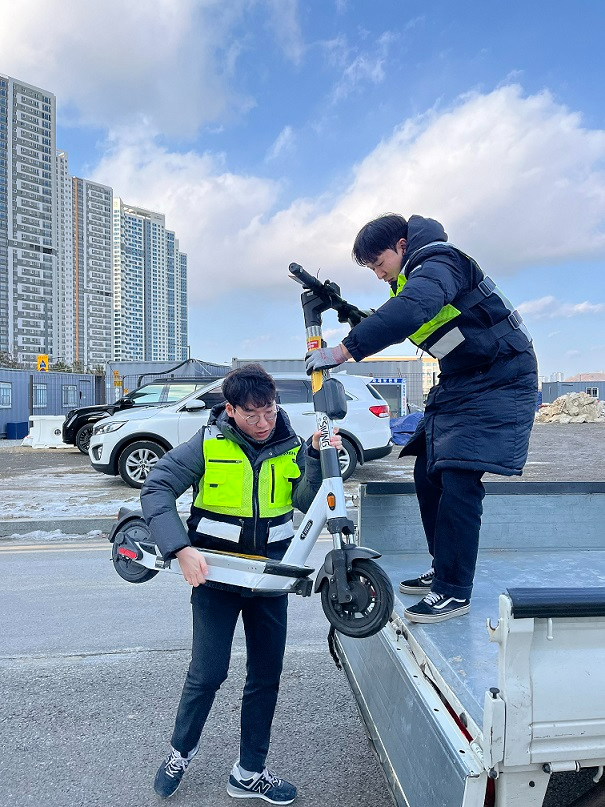 인천연수구 공유 퀵보드 불법 주정차 단속을 벌이고 있다.