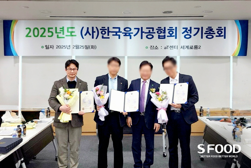 <사진> 제10회 베스트 육가공품 선발대회에서 7관왕을 달성한 에쓰푸드 / 에쓰푸드 김경대 육가공 R&D실 실장(좌). 제공=에쓰푸드