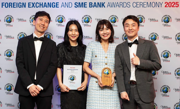 지난 25일(현지시간) 영국 런던에서 열린 시상식에 참석한 김택회 하나은행 런던지점 팀장(왼쪽 첫번째), 박영애 하나은행 남동산단금융센터지점 과장(왼쪽 두번째), 이선미 하나은행 성산동지점 과장(왼쪽 세번째), 이치우 하나은행 런던지점 과장(왼쪽 네번째)이 기념 촬영을 하고 있다. ⓒ 하나은행