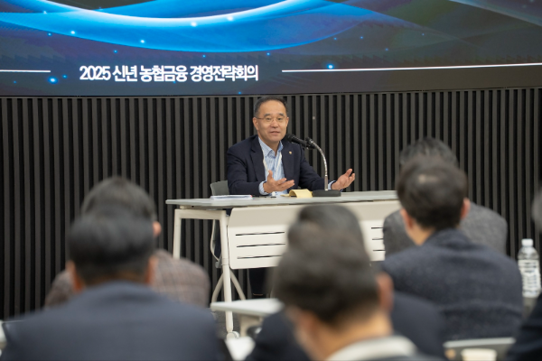 NH농협금융은 25일, 경기 고양 소재 NH인재원에서“2025년 신년 농협금융 경영전략회의”를 개최했다. 이찬우 농협금융지주 회장이 회의를 주재하고 있다. ⓒ NH농협금융