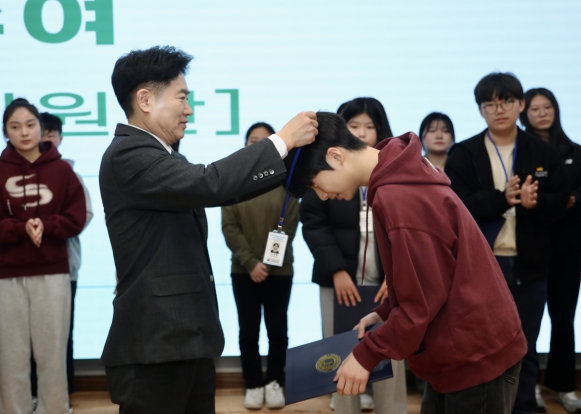 ‘전남학생공공외교스쿨 2기 학생외교관’이 이사장(교육감)으로부터  임명장을 받고 있다.