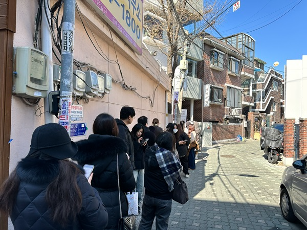 정식 오픈 첫날 점심시간 전후로 줄서는 고객들 모습. (제공=카페공명)