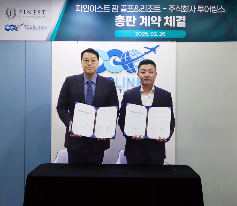 지난 26일 투어링스 본사에서 열린 총판 계약 체결식에서 파인이스트 괌 골프&리조트 김형수 대표와 투어링스 장문수 대표가 기념 촬영을 하고 있는 모습 (사진제공=투어링스)