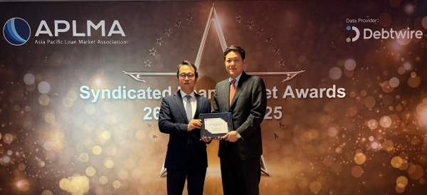 주명 한국투자증권 홍콩법인장(왼쪽)과 김주영 글로벌FI 팀장이 26일 홍콩에서 열린 'APLMA Syndicated Loan Market Award’에서 기념사진을 촬영 중이다. ⓒ 한국투자증권