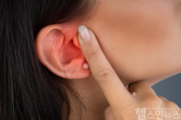 단순히 잘 들리지 않는 것이라 생각할 수 있는 난청. 소리가 사라지면 세상과 멀어져 치매 위험이 무려 5배나 늘어나는 것으로 알려져 있다. 난청은 무엇보다 적극적인 예방이 중요하다. (클립아트코리아)
