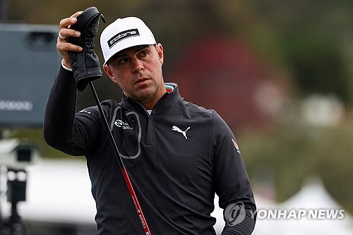 클럽을 꺼내는 게리 우들런드.