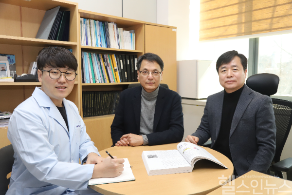 (왼쪽) 제1저자 구한 박사 (중간) 제1저자 박경찬 박사 (오른쪽) 연구책임자 이동철 박사 (한국생명공학연구원 제공)