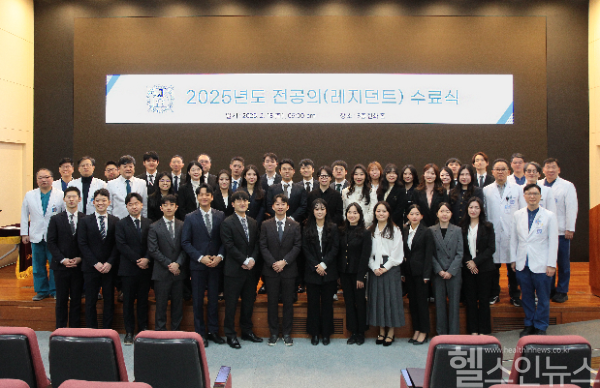 서울대치과병원 전공의(레지던트) 수료식 단체사진 (서울대치과병원 제공)