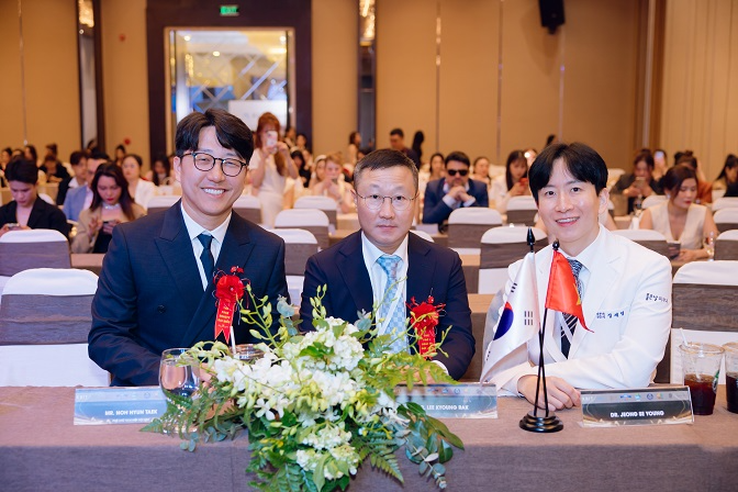 가운데 베르니 에스테틱스 이경락 대표, 우측 정세영 이사