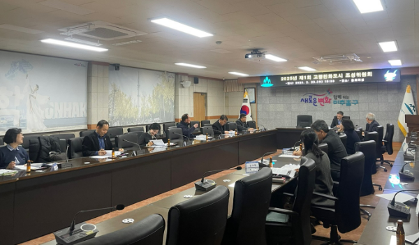 지난 26일 구청 중회의실에서 ‘제1회 고령친화도시 조성위원회’를 개최하고 있다.