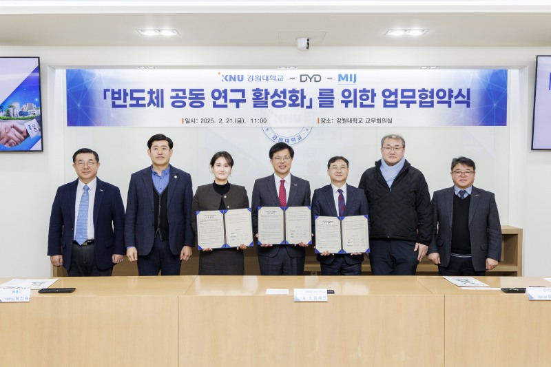 ▲ 오른쪽부터 강원대학교 이득찬 부총장, 엠아이제이 김영호 연구소장, 디와이디 김영덕 대표이사, 강원대 정재연 총장, 엠아이제이 허진숙 대표이사, 엠아이제이 부대표, 강원대학교 대외협력본부장 김익현 교수