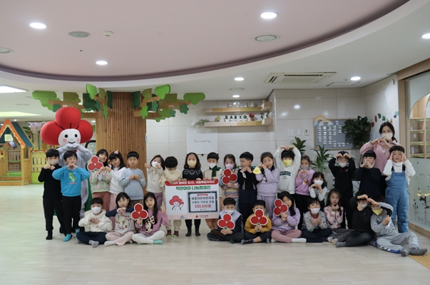 세종라온어린이집(원장 고은지)에서 세종사회복지공동모금회(회장 박상혁)에 성금 500,000원을 전달하고 난 뒤 기념촬영을 하고 있다.