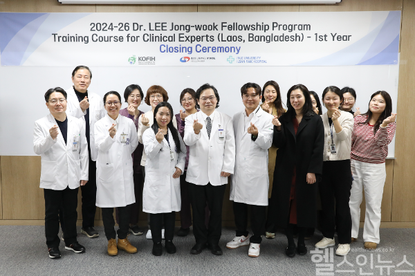 일산백병원이 지난 26일 병원 세미나실에서 5개월간 진행한 이종욱펠로우십 프로그램 임상과정(라오스, 방글라데시)을 마치고 수료식을 개최했다. (일산백병원 제공)