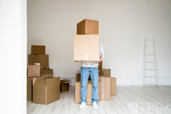 본격적인 이사철이 찾아왔다. 이와 함께 최근에는 셀프 인테리어와 봄맞이 대청소를 하는 이들이 많아졌는데, 자칫 잘못하면 어깨 통증과 무릎 통증이 찾아올 수 있어 주의해야 한다. (클립아트코리아)