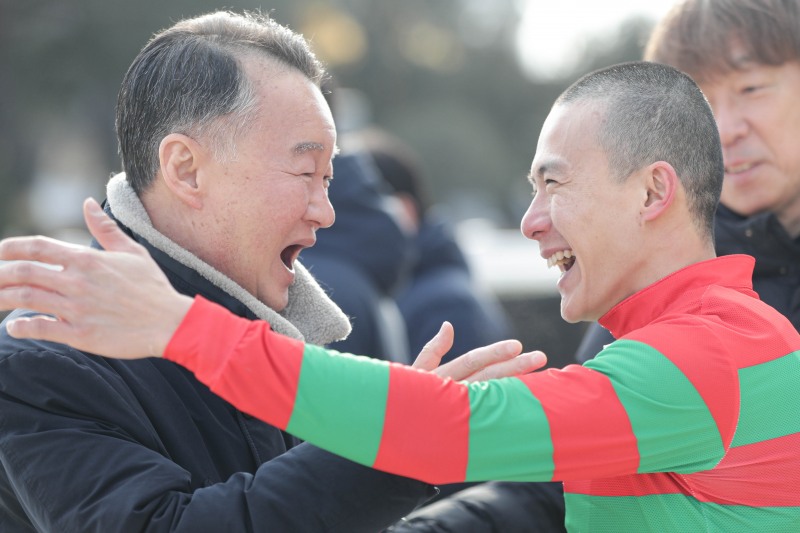 우승을 기뻐하는 서범석 조교사(좌)와 씨씨웡 기수(우)