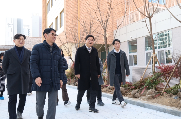 세종시교육청 교육감 최교진은 2월 27일 오후에 산울초‧중학교, 세종캠퍼스고등학교 신설 현장의 개교학교 진행 상황을 점검했다.