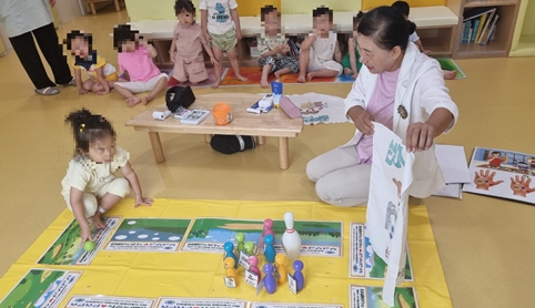 방문간호사가 어린이집 영유아들에게 식중독 예방 교육을 하고 있다. (인천시 제공)