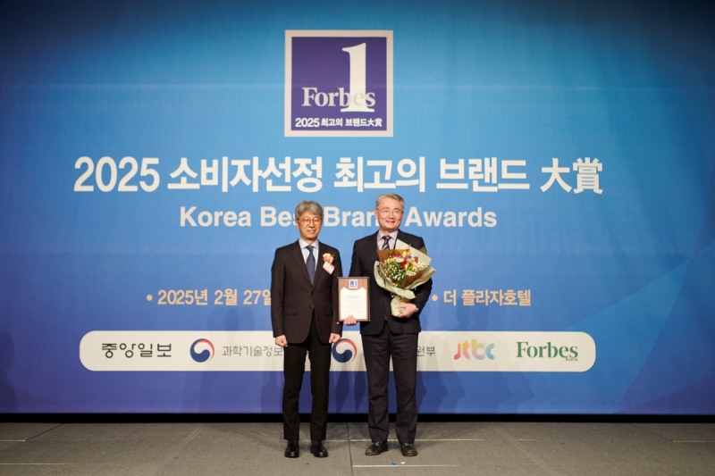 <이미지=쿠쿠가 2025 소비자선정 최고의 브랜드 대상에서 4개 부문 대상을 수상했다>