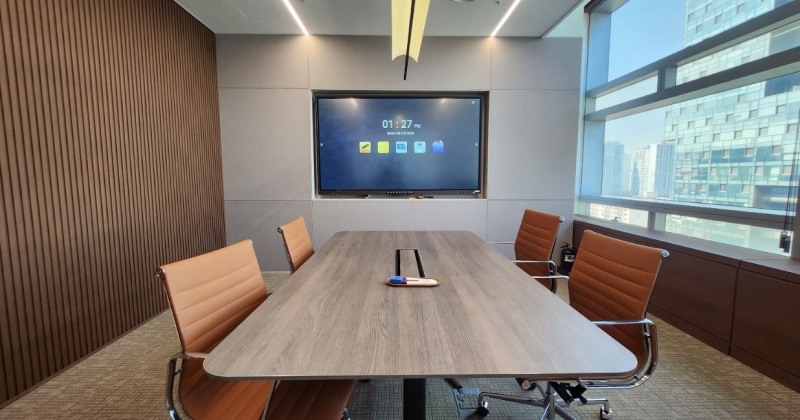 법무법인 동인에서 사용 중인 현대아이티 전자칠판 사진