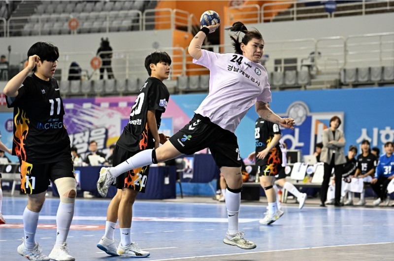 경남개발공사 김소라가 돌파슛을 하고 있다. / 사진제공=한국핸드볼연맹