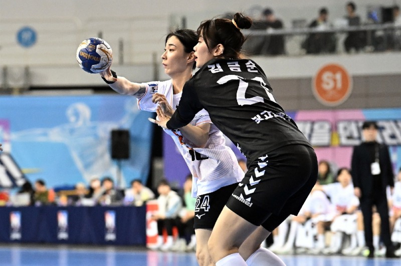 SK슈가글라이더즈 강경민이 노룩패스를 시도 중이다. / 사진제공=한국핸드볼연맹