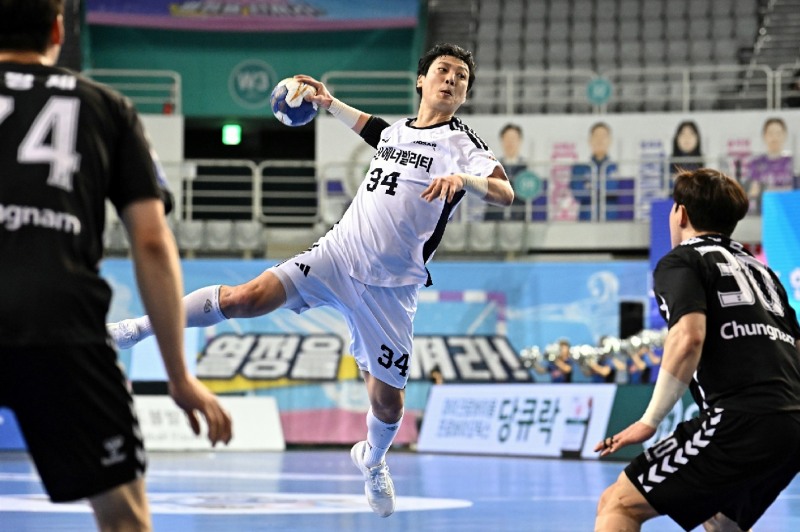 두산 강전구가 점프슛을 하고 있다. / 사진제공=한국핸드볼연맹