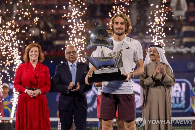 우승컵을 든 치치파스