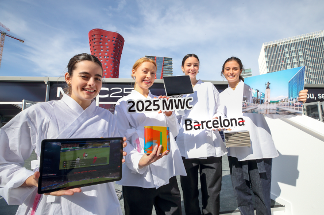 MWC25가 열릴 스페인 바르셀로나 피라 그란비아 전시장 앞에서 KT 모델들이 K-AI가 적용된 대한민국의 일상을 소개하고 있다. ⓒKT