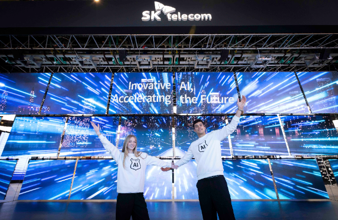 MWC25 전시관에서 SK텔레콤 모델이 포즈를 취한 모습 ⓒSK텔레콤