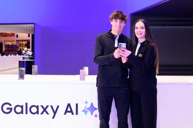 MWC25에 마련된 삼성전자 전시부스에서 삼성전자 모델들이 전시 부스를 소개하는 모습 ⓒ삼성전자