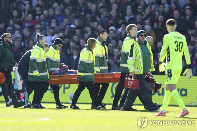 산소마스크를 쓰고 실려 나가는 장 필립 마테타