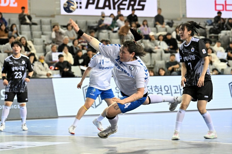 경남개발공사 김소라가 돌파슛을 시도 중이다. / 사진제공=한국핸드볼연맹